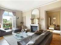SUPERB APARTMENT IN A PRESTIGIOUS TURN-OF-THE-CENTURY BUILDING