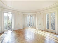 ELEGANT CORNER APARTMENT WITH PERIOD FEATURES ENJOYS AN OPEN VIEW
