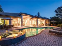 COMFORT AND STYLE IN GREY OAKS