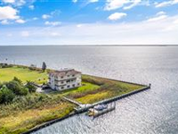SPECTACULAR WATERFRONT RESIDENCE OFFERING PANORAMIC BAY VIEWS