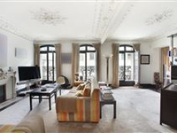 BEAUTIFULLY APPOINTED LIGHT-FILLED SPACIOUS APARTMENT