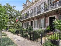 STATELY GARDEN DISTRICT TOWNHOUSE WITH CUSTOM FINISHES