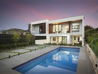 DESIGNER HOME IN AN EXCLUSIVE BAYSIDE PENINSULA