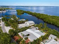 THE BEE COTTAGE - EXPANSIVE WATERFRONT COMPOUND