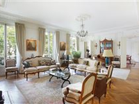 CAREFULLY RENOVATED PARIS APARTMENT