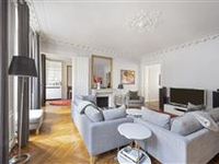 CHARMING BRIGHT APARTMENT OVERLOOKING A LOVELY COURTYARD