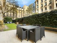 BRIGHT GARDEN UNIT NEAR THE EIFFEL TOWER