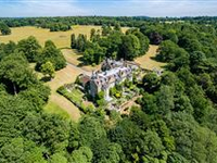 MAGNIFICENT APARTMENT IN THIS IMPRESSIVE EDWARDIAN COUNTRY HOUSE