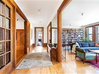 SUN-FLOODED APARTMENT ON A GRACIOUS BLOCK