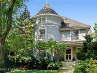 VICTORIAN-STYLE FAMILY HOME IN BEAUTIFUL EVANSTON NEIGHBORHOOD