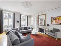 CHARMING BRIGHT APARTMENT OVERLOOKING A LOVELY COURTYARD