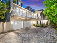GORGEOUS CUSTOM-BUILT TRADITIONAL HOME IN BRENTWOOD