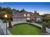WONDERFUL HOME DESIGNED TO CAPTURE VIEWS OF MOUNT HOOD