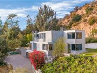 CONTEMPORARY RESIDENCE SURROUNDED BY ORGANIC NATURE
