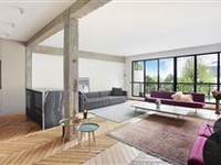 BRIGHT APARTMENT ENJOYING VIEWS OVER LEAFY GREENERY
