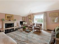 THIS BEAUTIFULLY REFURBISHED APARTMENT ENJOYS ACCESS TO COMMUNAL GARDENS