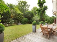 SPACIOUS APARTMENT BENEFITING FROM A LOVELY GARDEN