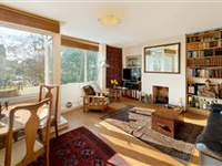 WELL PRESENTED MAISONETTE WITH BALCONY AND PRIVATE GARDEN