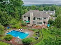 EXQUISITE CROWN JEWEL OF THE GREENS OF WOODBURY
