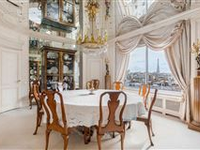 GRAND LIGHT-FILLED RESIDENCE WITH GREAT VIEWS