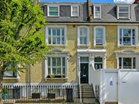 GORGEOUS WELL PRESENTED FAMILY HOUSE ON ATTRACTIVE TREE LINED ROAD