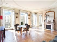 THIS BRIGHT AND SPACIOUS APARTMENT OFFERS LOVELY PERIOD FEATURES