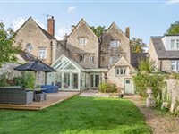 BEAUTIFUL JACOBEAN TOWNHOUSE ION HISTORIC CHURCH GREEN