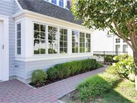 EASY LIVING IN A SUNNY AND SPACIOUS FAMILY CONDO