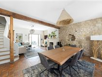 A SPACIOUS PARIS APARTMENT