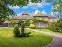 ELEGANT PERIOD HOME WITH EXTENSIVE GARDENS OVERLOOKING THE THAMES