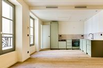 BRIGHT APARTMENT BENEFITS FROM A DOUBLE EXPOSURE AND A SOUGHT-AFTER ADDRESS