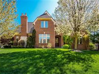 STUNNING AND SUNNY FAMILY HOME IN QUIET NEIGHBORHOOD