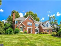 IMMACULATE FAMILY HOME IN THE RARELY AVAILABLE VIENNA NEIGHBORHOOD