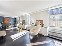 RENOVATED AND BRIGHT APARTMENT
