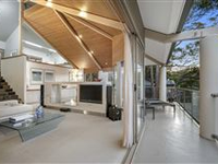 SUNNY DESIGNER HOME WITH ELEGANT NATURAL TOUCHES