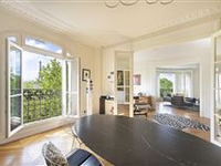 COMMANDING EIFFEL TOWER VIEW