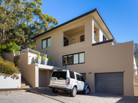 STYLISH FAMILY HOME HIGH UP IN THE AVENUES