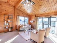 GORGEOUS WELL-PRESENTED HOME IN CONVENIENT LOCATION