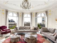 PARTICULARLY REFINED APARTMENT