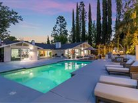 COMPOSED SIMPLICITY ATOP LOS ANGELES