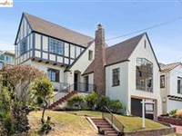 STUNNING ARCHITECTURAL DETAILS AND A CLASSIC FLOOR PLAN