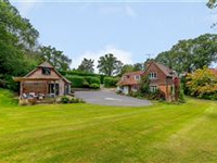 EXCEPTIONAL FAMILY HOME EQUIPPED WITH BARN IN BEAUTIFUL VILLAGE SETTING