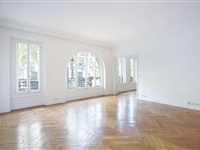 LIGHT-FILLED SPACIOUS APARTMENT IDEALLY LOCATED