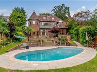 LOVELY DETACHED FAMILY HOME WITH SPARKLING POOL