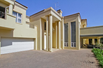 LUXURIOUS COMFORT - BOLD ARCHITECTURE - PERFECT LOCATION