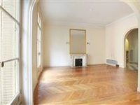 AN ELEGANT APARTMENT WITH BEAUTIFUL PERIOD FEATURES
