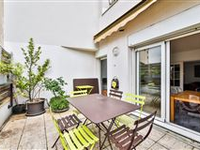 SPACIOUS APARTMENT IN VERY GOOD CONDITION LOCATED IN A PEACEFUL STREET