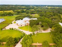 A TEXAS-SIZED FAMILY COMPOUND IN DRIFTWOOD