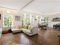 ARCHITECTURALLY-DESIGNED DUPLEX FLAT IN A PERIOD BUILDING