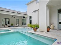 HOME WITH STUNNING POOL